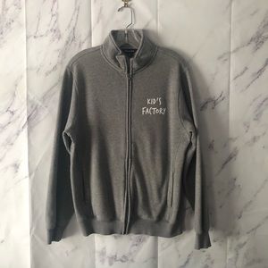 KID’S FACTORY LOGO ZIP UP SWEATSHIRT JACKET GREY MENS SMALL